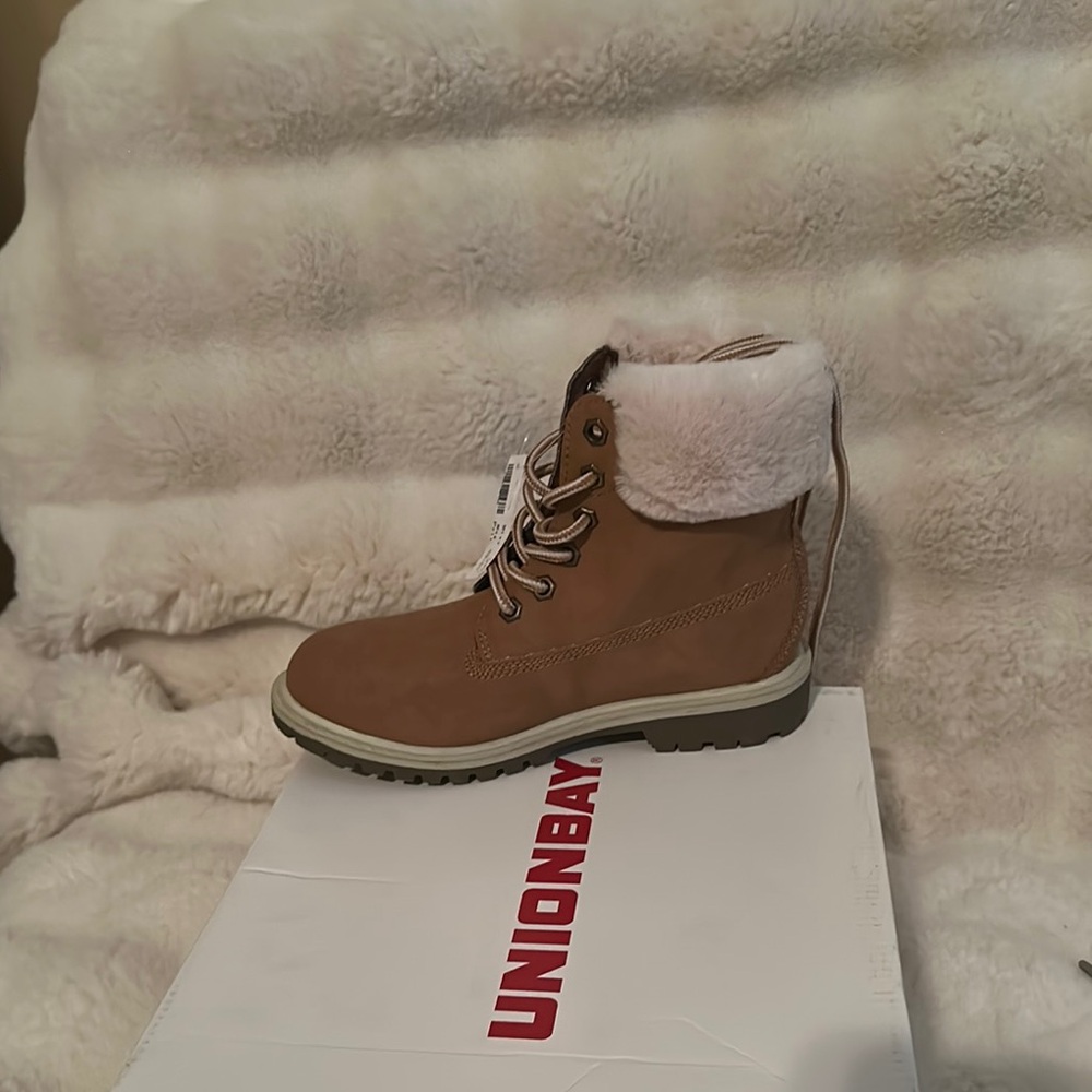 UNIONBAY Tan Winter Boots with Padded Collar